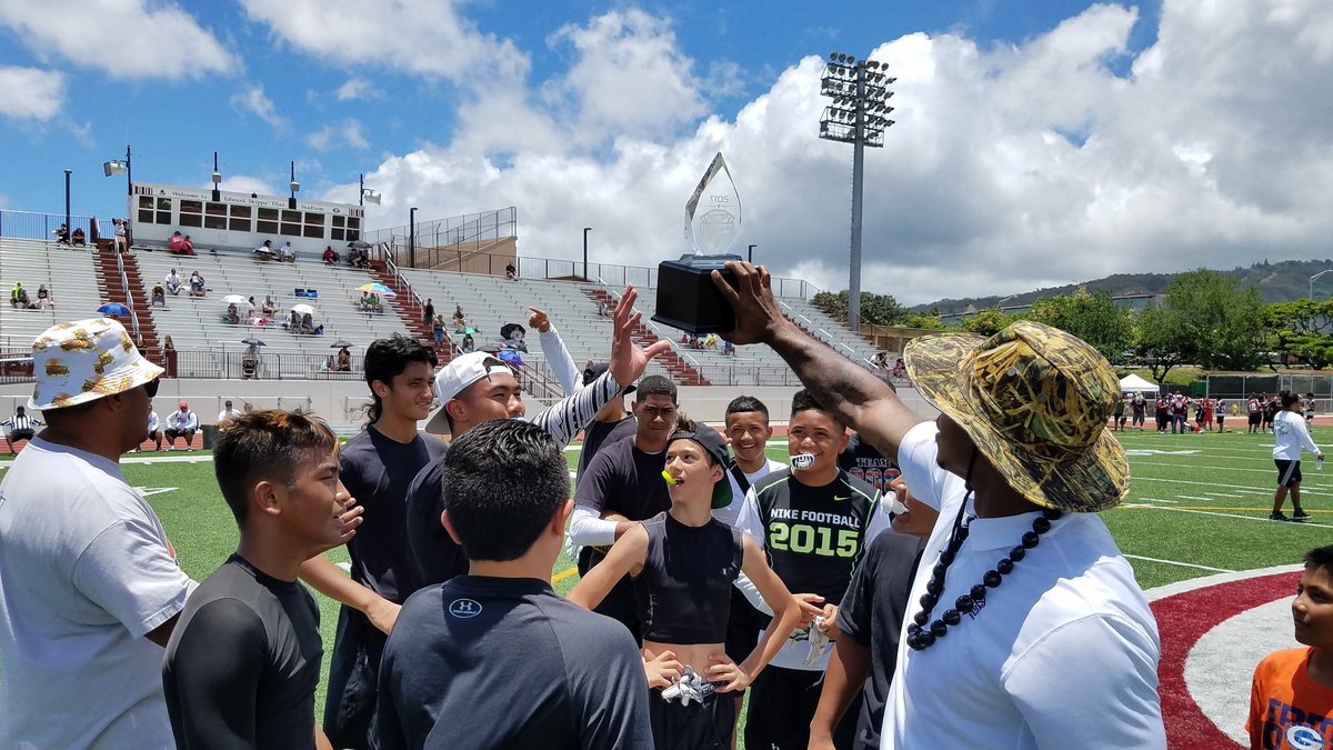 Pylon7on7's tweet photo. 808 Breeze MS takes home hardware at Pylon Hawaii Pacific Classic 2017. #CHAMPS #Pylon7v7 #Battle #Metrx #Wilson #Zorts #d1bound #Jordan https://t.co/6kJdiD6GM9