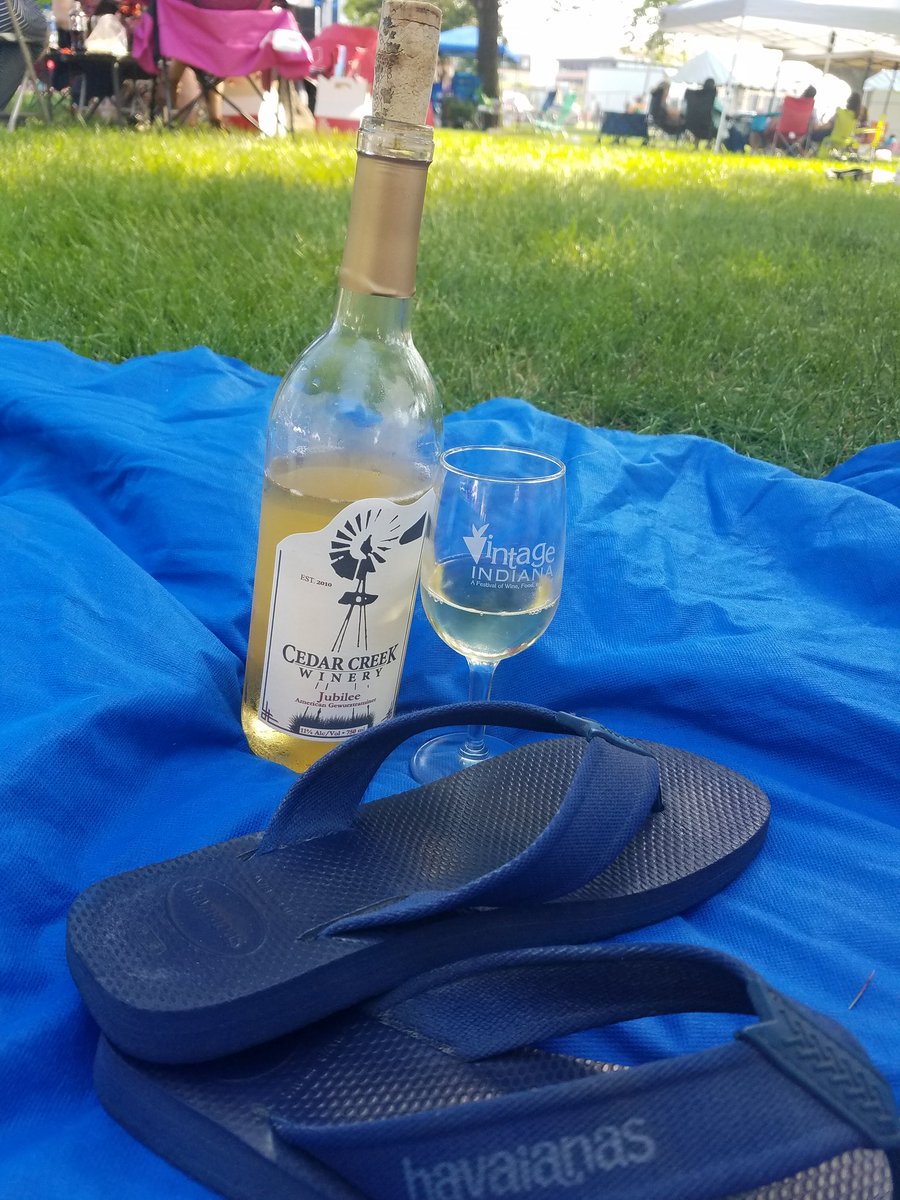 jennjenn_kelly's tweet photo. @VintageIndiana good times, good wine @CedarCreekWine https://t.co/WNUXDU2MNb