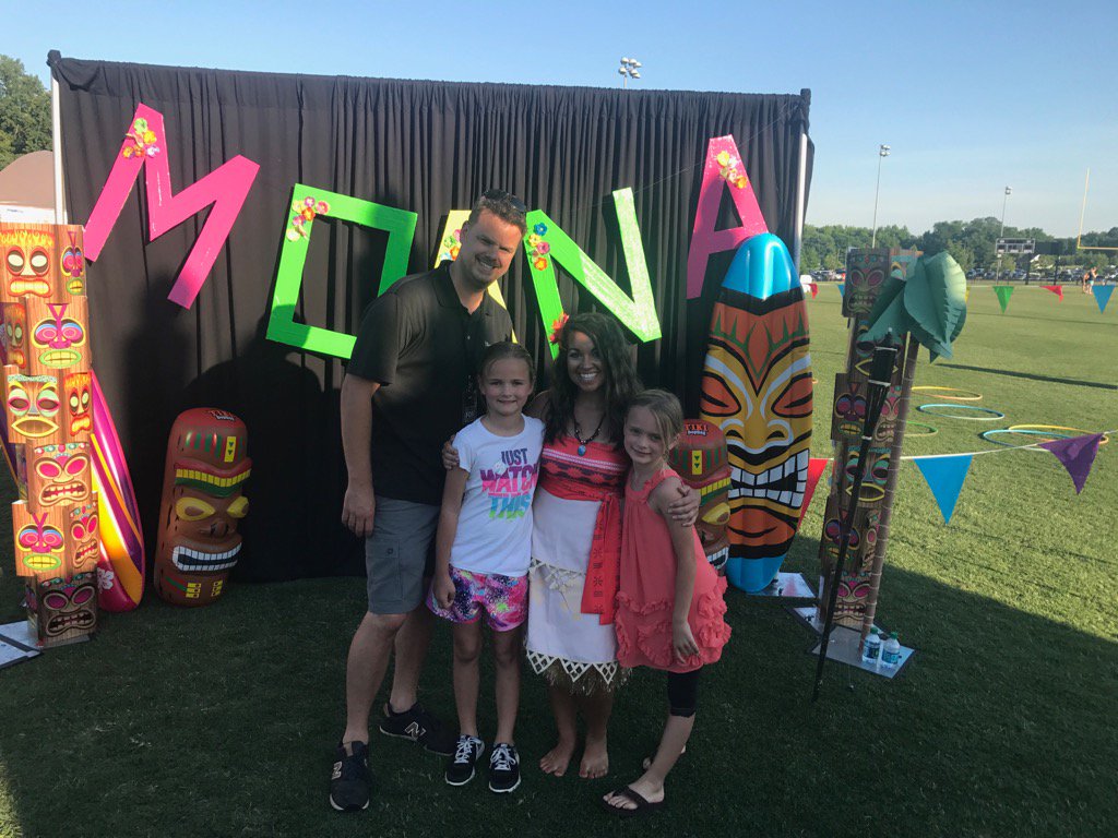 AndyCook10's tweet image. Princess Moana joined us at #RidgeFest17 to help promote our next community movie night, June 23 @TownofOakRidge park