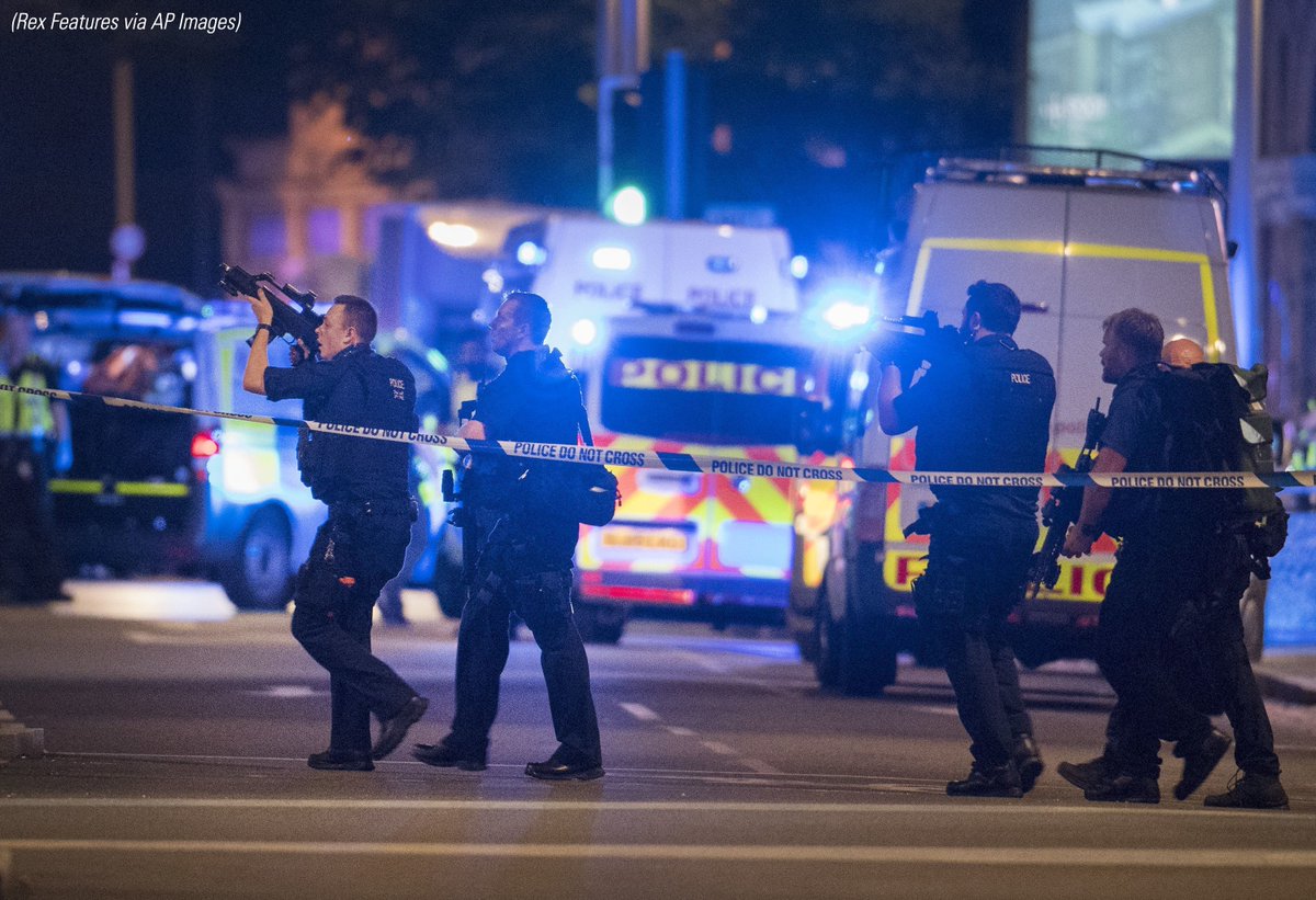 FoxNews's tweet photo. DEVELOPING: London police respond to multiple incidents including van crash into London Bridge crowd. https://t.co/1Aauirsdb6 https://t.co/3aXFbtocm6