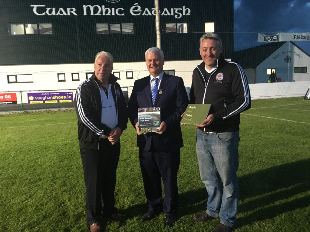 Le hUachtarán Tuar Mhic Éadaigh,Muigh Eo, Séan Ó Seaghda &amp; Rúnaí Míchéal Ó Fhlainn a scríobh stair an Chumainn.