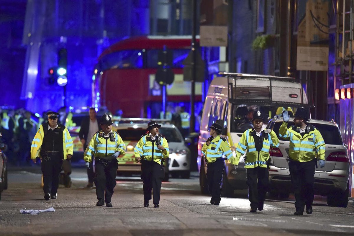 DiarioTES's tweet photo. Lástima y vergüenza ver como en TV priorizan info de futbol habiendo un triple incidente en #Londres, asco de sociedad y futbol.. https://t.co/s46Ut9zY3y