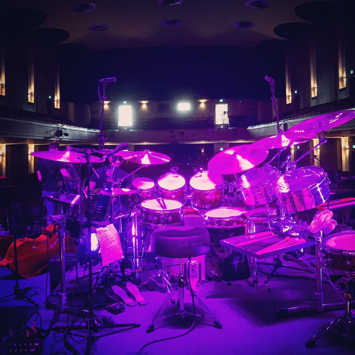 RoyalWood's tweet photo. This man is serious about his drums #RickyFataar #bonnieraitt #tour #london https://t.co/NHTqpo1zwm