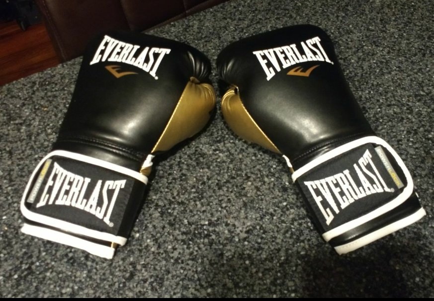 DamianVilla58's tweet photo. New toys! Amo a ver que tal! 🙌💪😎🤙🥊🥊💥 #Everlast #AmoADarle #BoxeandoAndo #DandoleAlHobby https://t.co/QuJHhCkBcV