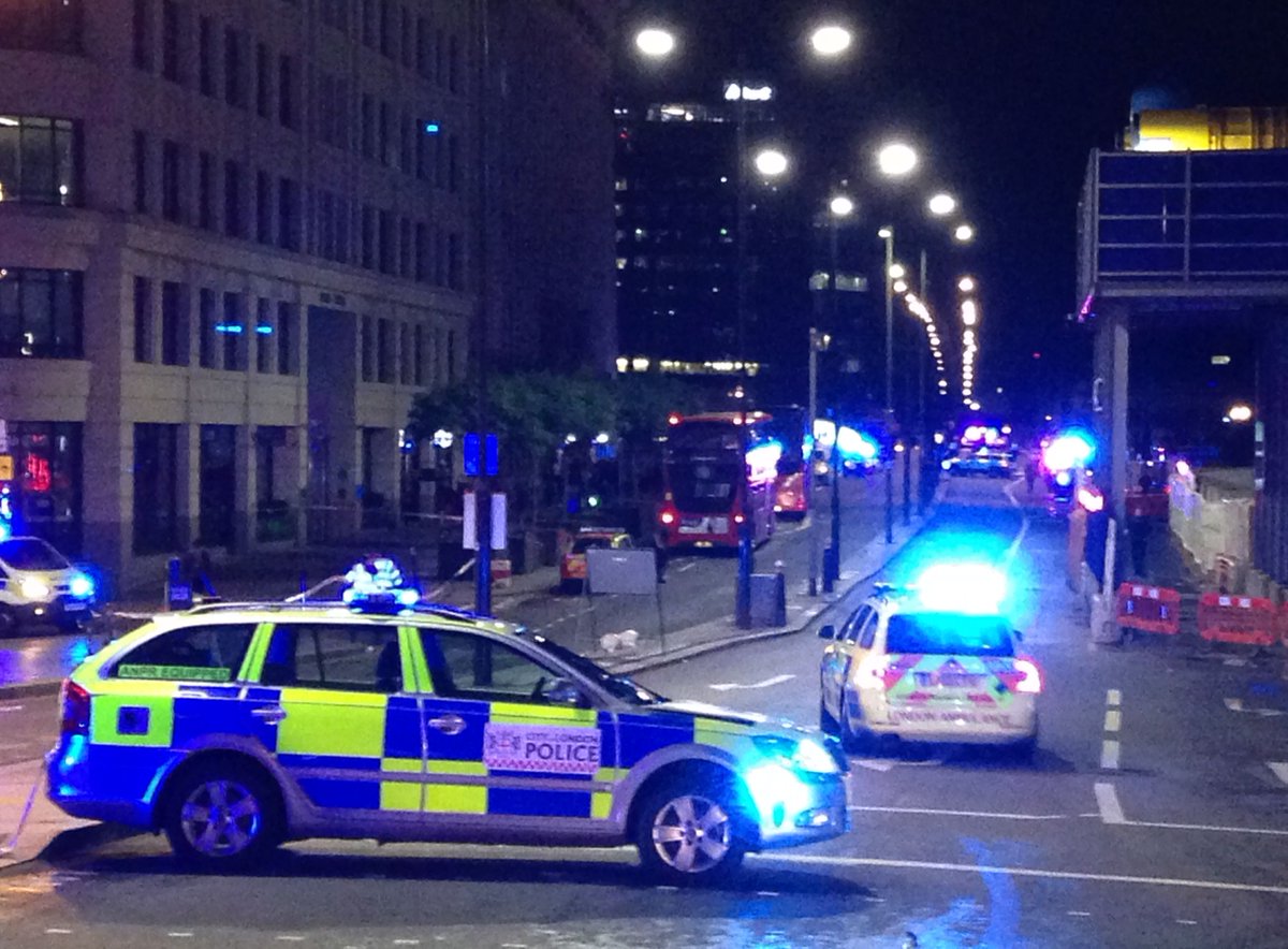 Várias vítimas, envolvendo atropelamento e faca, na London Bridge, Borough Market e Vauxhall, diz polícia britânica goo.gl/yAS216