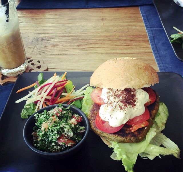 cafecouscous's tweet photo. Lunch time is #burger time!
#cafecouscous #veggieburger #baligasm #falafelburger #foodgasm #foodporn #thebalibible #lunchtime #seminyakcafe https://t.co/iaOlDlZ4i3