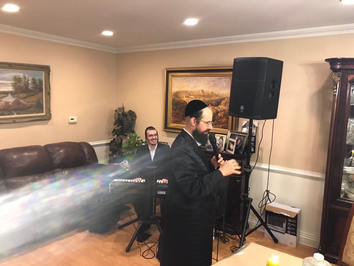 JewishMusicHook's tweet photo. Picture of the fantastic @Ywerdyger being Mesameyech a patient tonight at a #Mekimi job with the talented @Elifeinsteinn on keys https://t.co/fSqnIwWYnq