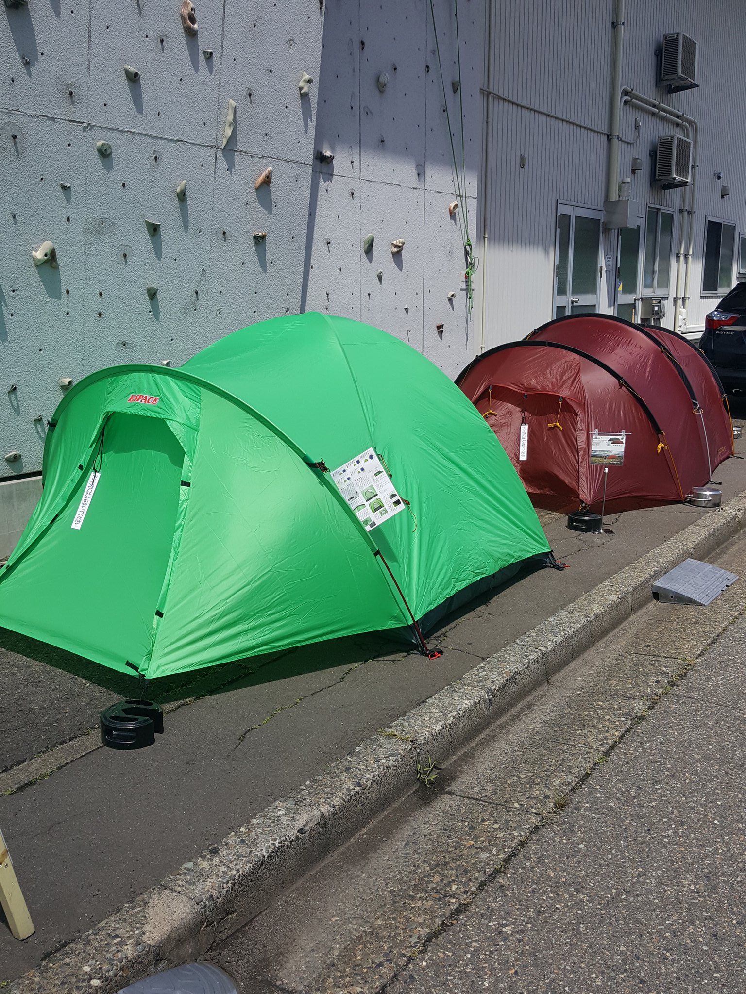 アウトドアショップ パーマーク お天気も回復し休日限定ですが 店舗脇のスペースにテントを展示しております 手前のグリーンのテントは日本の山岳テントブランド Espace パーマークは新潟県で唯一のディーラーです Espace スーパーライトプラス2 3人