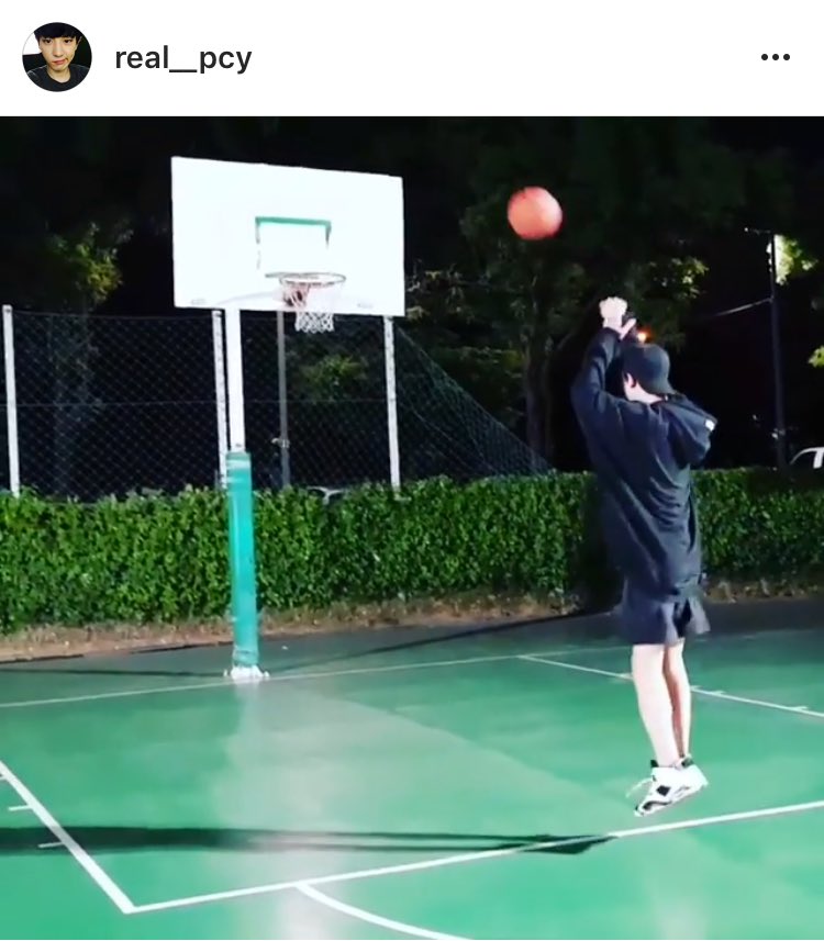jingyeolbaeks's tweet photo. chanyeol loves balls: an instagram story https://t.co/bWID01RAWi