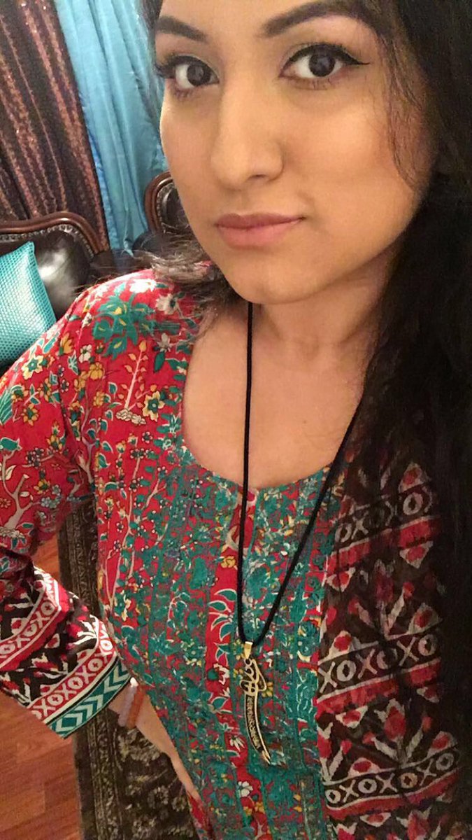ehmzee_'s tweet photo. LOL I'm still waiting for my uncles and aunts to arrive for iftaar. #selfieswhilewaiting #fouroftheSAMEpictures https://t.co/XxVoL9sPaX