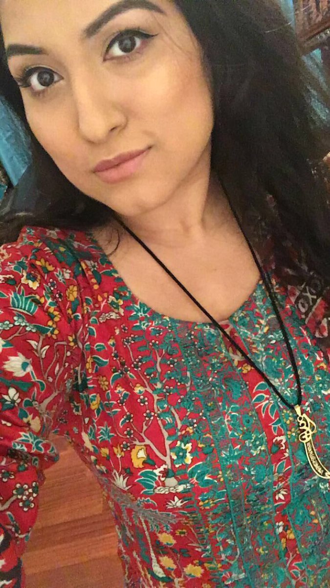 ehmzee_'s tweet photo. LOL I'm still waiting for my uncles and aunts to arrive for iftaar. #selfieswhilewaiting #fouroftheSAMEpictures https://t.co/XxVoL9sPaX