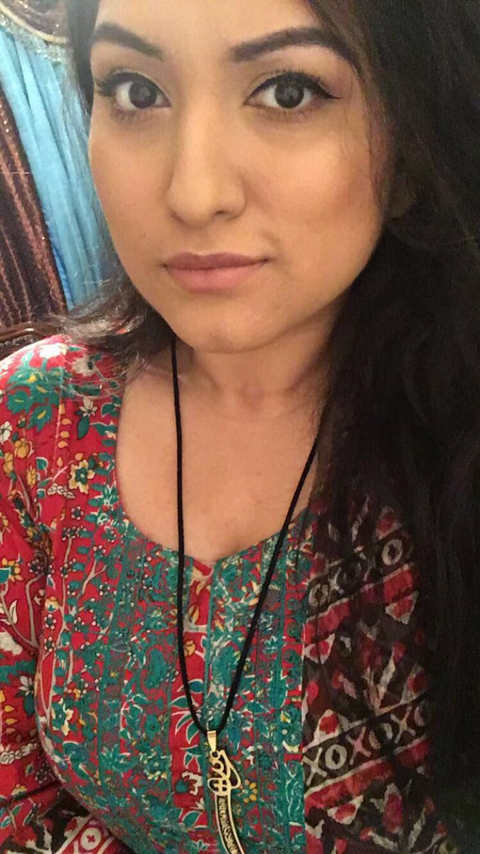 ehmzee_'s tweet photo. LOL I'm still waiting for my uncles and aunts to arrive for iftaar. #selfieswhilewaiting #fouroftheSAMEpictures https://t.co/XxVoL9sPaX