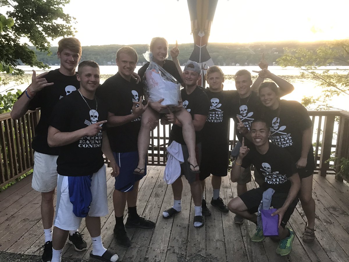 ThomasTitans's tweet photo. 2017 Senior Trip Food Eating Champions!! https://t.co/aFhfTy5sNP