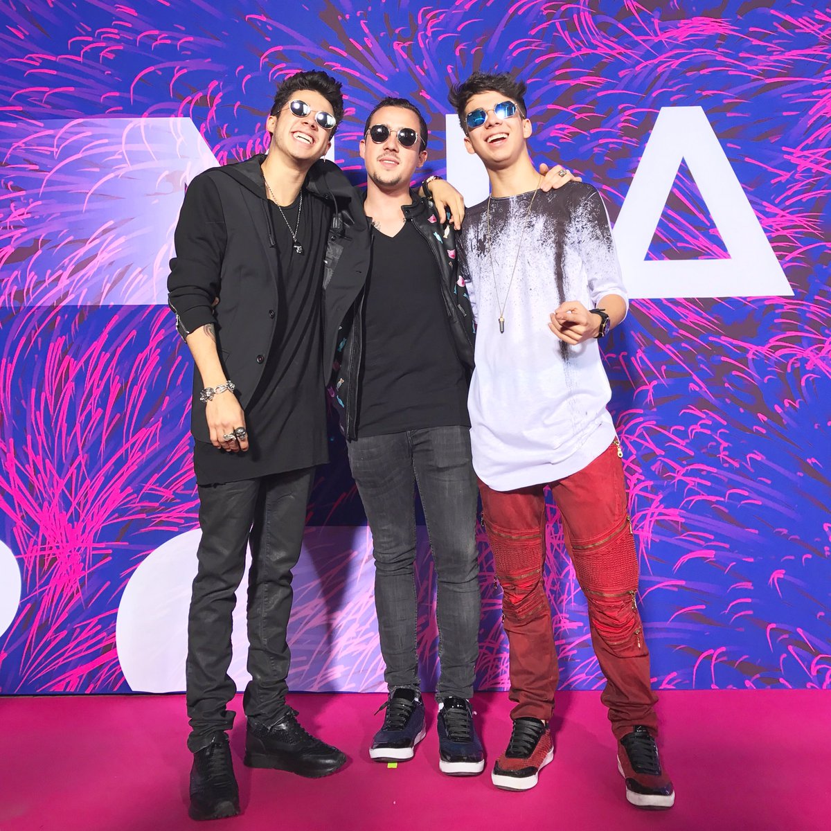 MTVLA's tweet photo. ¿Cuál de los Bautista trae el mejor outfit? 😏 #PinkCarpetMTVMIAW #PREMIOSMTVMIAW  ¿@mariobautista_ @jancarlobg @DaniellBautista? 🔥 https://t.co/yRcTmuYXDu