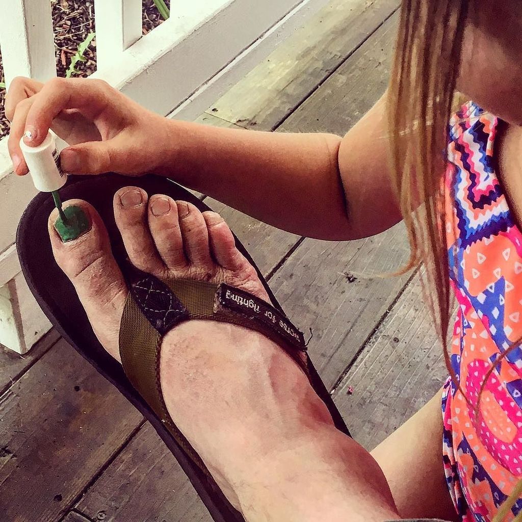 onetowerout's tweet photo. It's been a long week. Tryn to drink a beer and Floperate @combatflipflops but my 7yr old girls got other plans.  … https://t.co/4PWOJbVENa https://t.co/k9h0N2pKK4