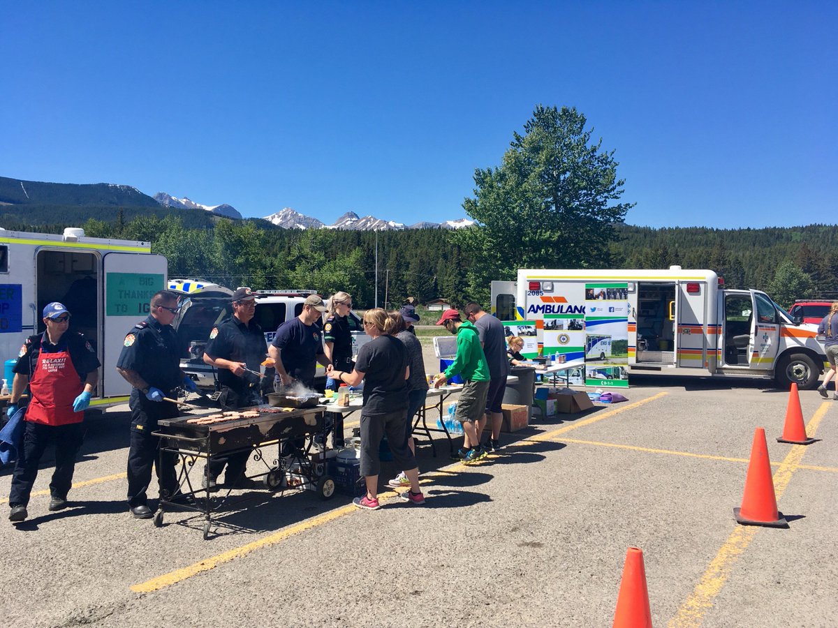 EHS_Alberta's tweet photo. Great day celebrating National Paramedic Services Week, while raising funds for the Breakfast Clubs in @CrowsnestPassAB #YourEMS #psweek2017 https://t.co/5tttdzf0jc