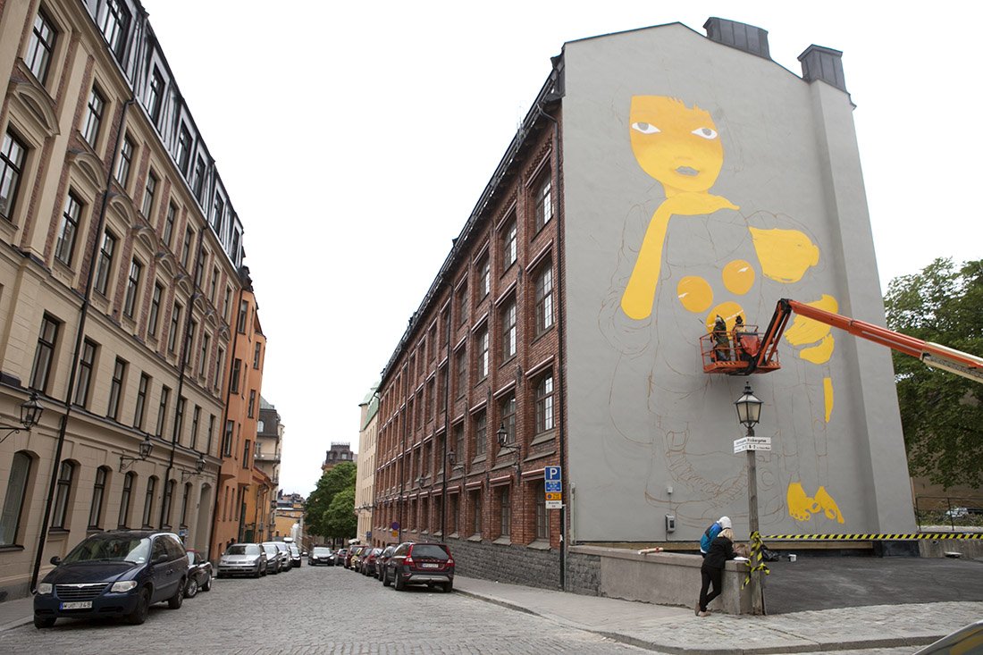 LarsEpstein's tweet photo. Muralmålning på en husgavel nära Mosebacke utförs just nu av ett brasilianskt tvillingpar https://t.co/sY5ym0wuqR https://t.co/y7zb0Mejqy