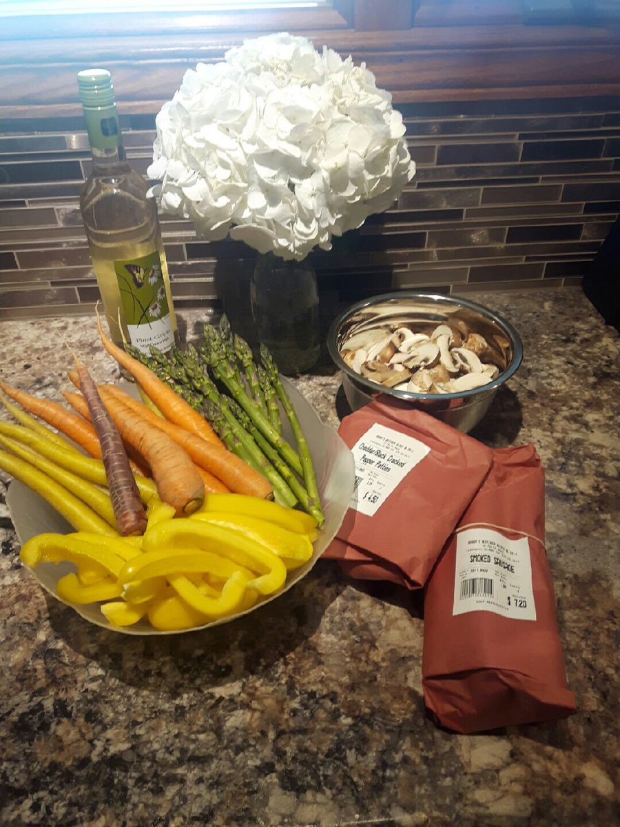 GoProduceInc's tweet photo. One of our customers enjoying her bag full of local produce and groceries...including the wine ;). #onlyinagobag https://t.co/xTknMwxnwa