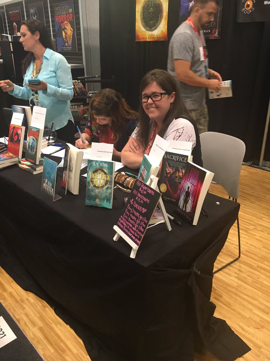 ErinMFitch's tweet image. #BookCon , I love ya. Such a blast!

#month9books #OfTheTrees #authorsigning #writerslife