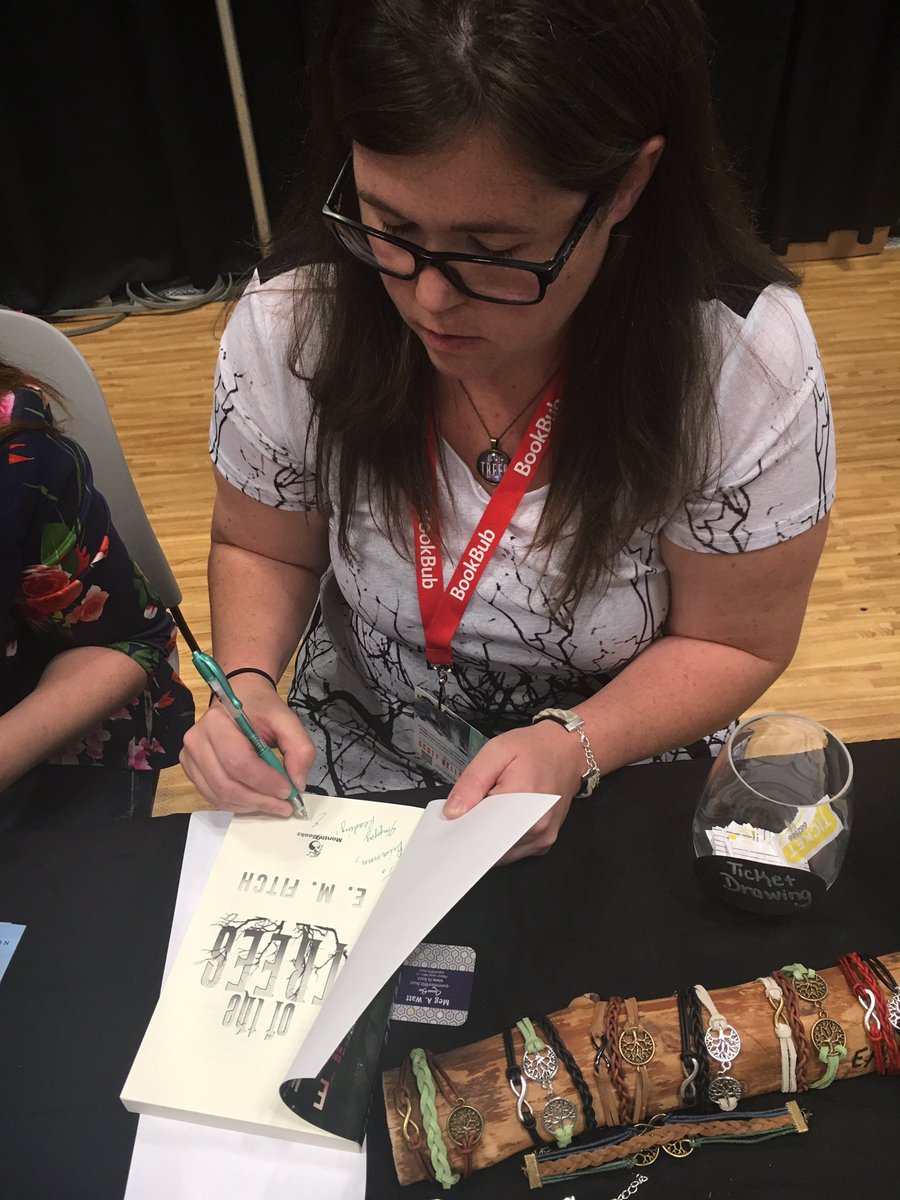 ErinMFitch's tweet image. #BookCon , I love ya. Such a blast!

#month9books #OfTheTrees #authorsigning #writerslife