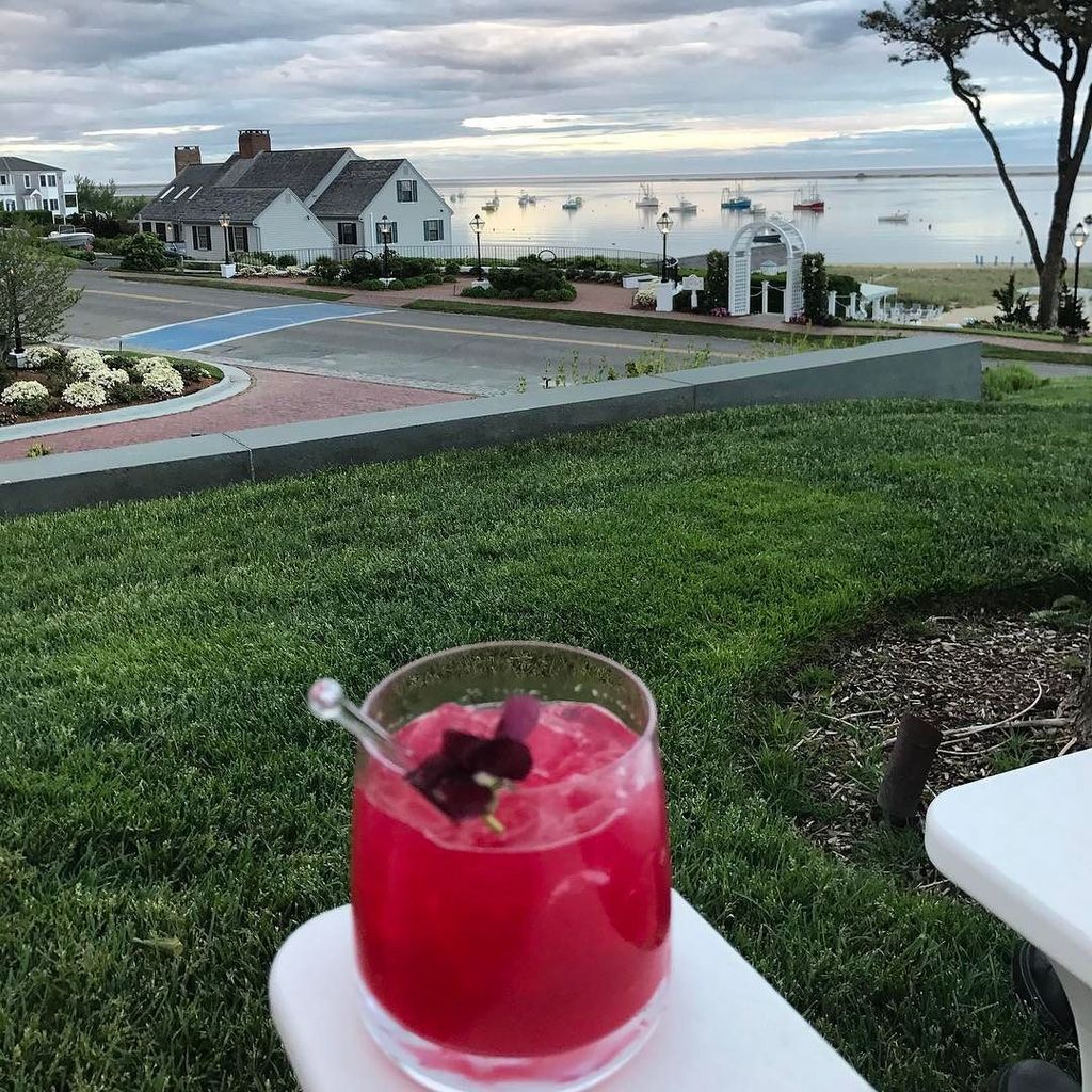 SmarterTravel's tweet photo. #Cocktail hour @chathambarsinn -
-
-
#smartertravel #spon #cocktails #Drink #sunset #sundowner #capecod #massachus… https://t.co/aItLqDUyMu https://t.co/dYNrCY7dvw