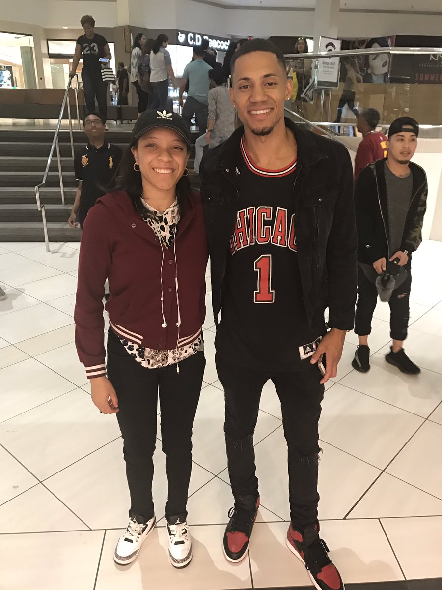 positiveProid's tweet photo. Just met Da man at the mall today @mysticgotjokes https://t.co/ykGmYSMjvw