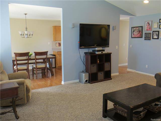 AlanStephensUSA's tweet photo. New house on the market! 3 bedroom, ranch style home for sale in Chesterfield Twp. MI #realestate #mi #ranch #3bedrooms #listing https://t.co/3Gj4oYMjov