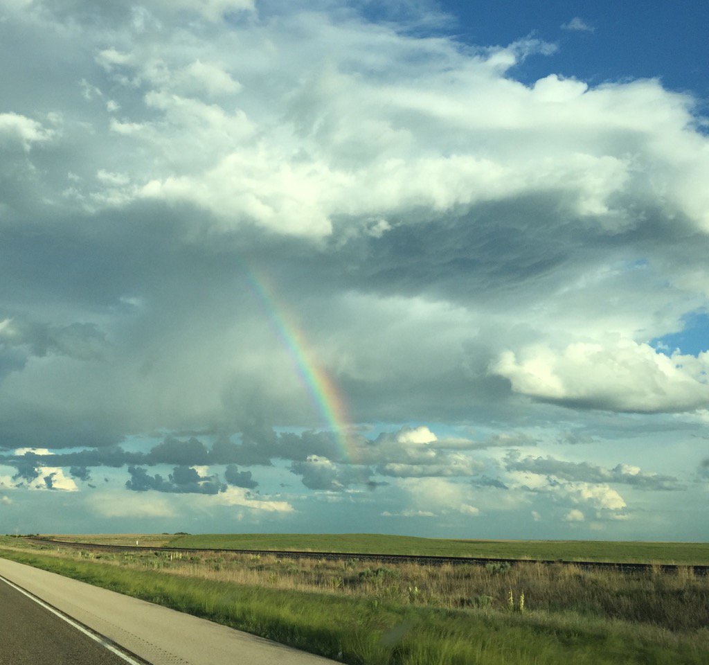 spankybrain's tweet photo. Between Texline and Dalhart. #phwx #phsky #rainbow https://t.co/VgNpwGN9vP