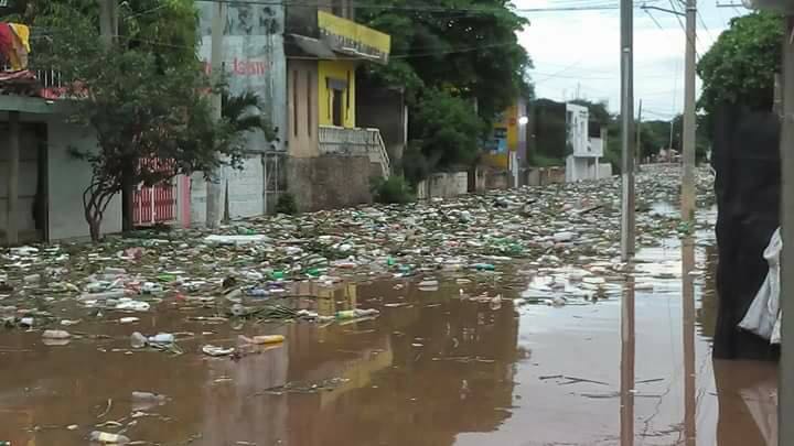 LagarrapataS22's tweet photo. #RíoLosPerros se desbordó afectando a más de 100 familias que habitan las zonas bajas de Juchitán. 📷cortesía #Chegui https://t.co/cy59sp6kk2