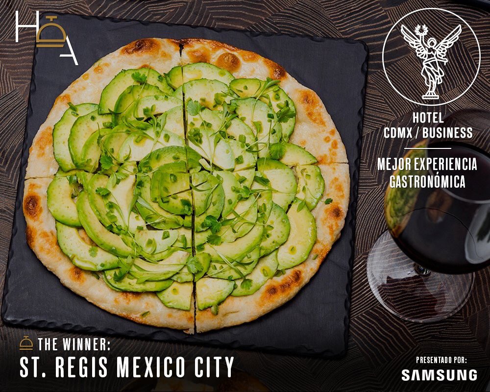 Nuestra famosa pizza de aguacate parte de la experiencia culinaria de <a href="/TheStRegisMC/">St Regis Mexico City</a> #HotelAwards