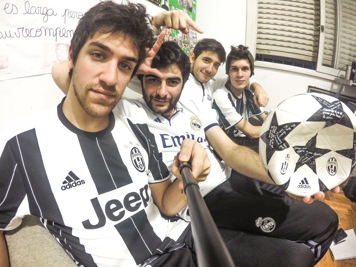 LosDisplicentes's tweet photo. Ganate la pelota de la Juve firmada por nosotros! Seguinos, suscribite y comparti el video con el hashtag #SorteoDisplis https://t.co/IUVB5dfy1V