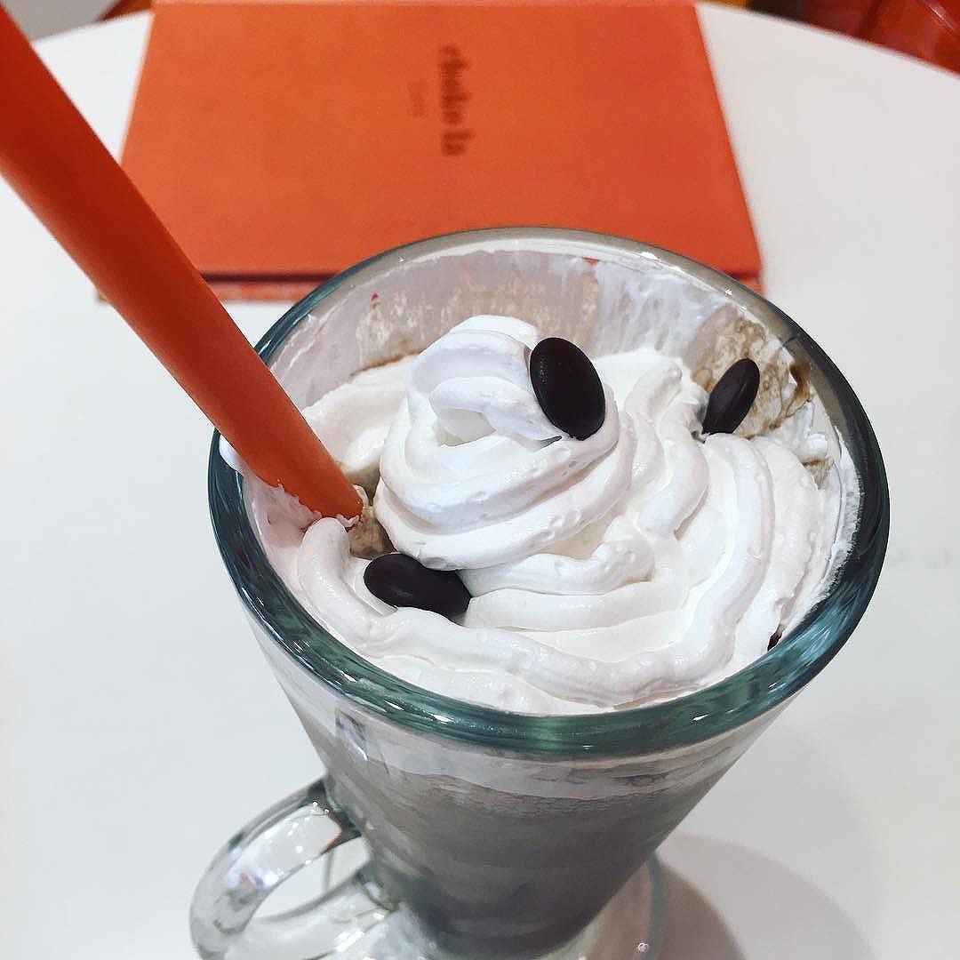 ask_local's tweet image. Our love for chocolate is strong.
Chocolate shake at chokolaindia Gurgaon.
.
They say they serve 100% chocolate.
.
#asklocal #food #gurgaon