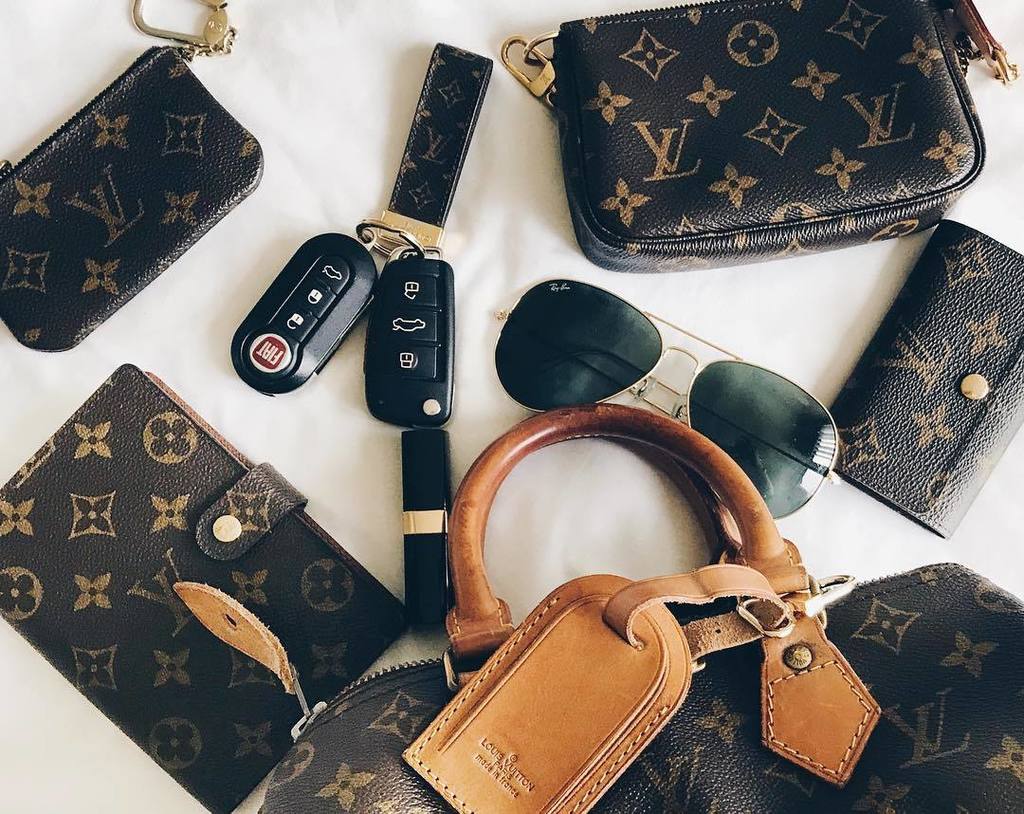 CyincerelyYours's tweet photo. Discovered a vintage #luggagetag on my #keepall45. Goes much better in the #speedy25 #bagspill #wimb #edc #everyda… https://t.co/uMijVaoJTl https://t.co/vPiVmF3GVt