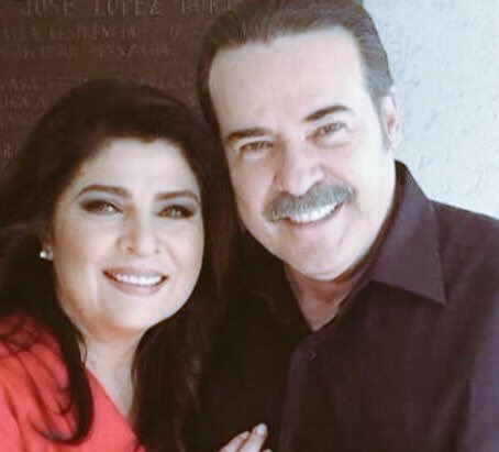 mundonoveleromx's tweet photo. ¿Cuál Pareja les gusta más? 
🔁= #VictoriaYCesar 
❤️= #VictoriaYArturo 
#EncuestasNovelasYMas !! https://t.co/riix7l0gg7
