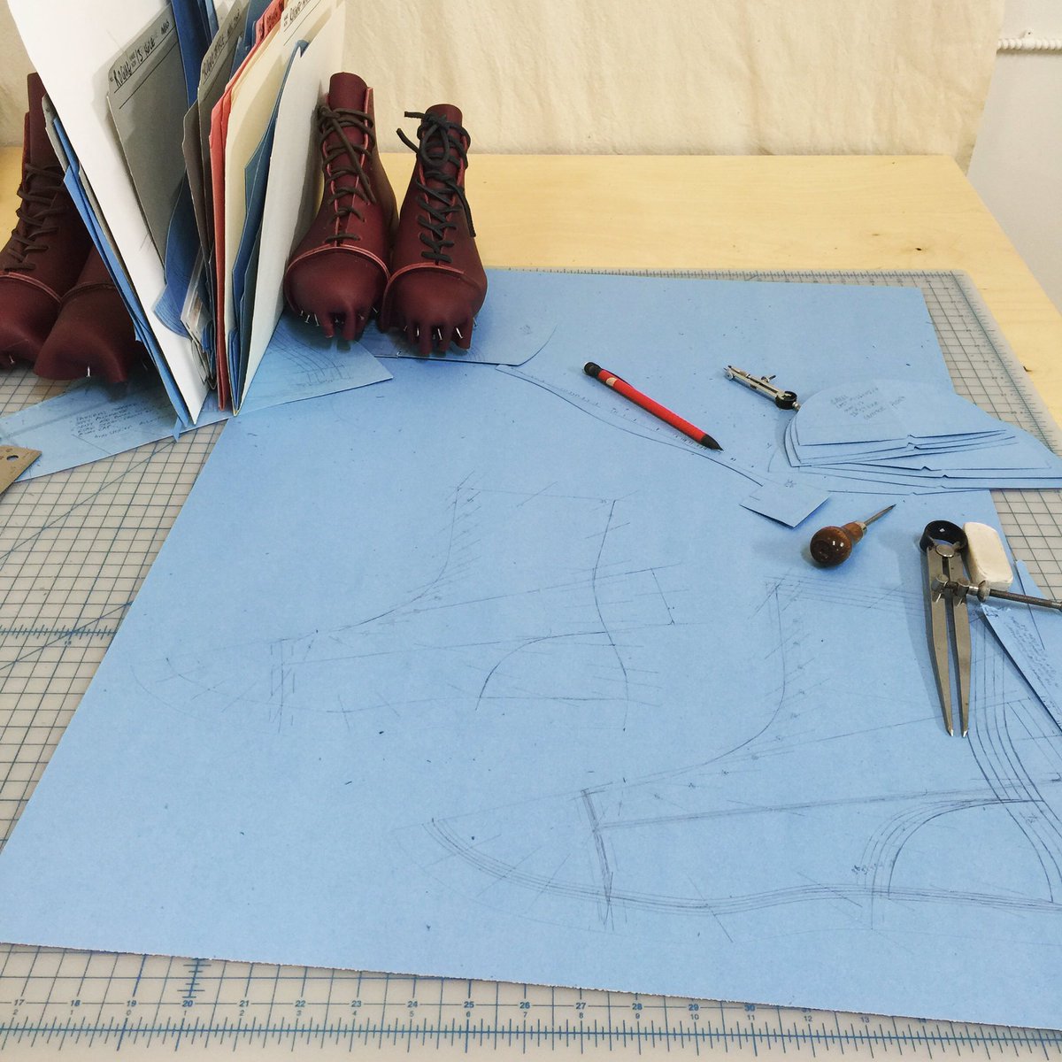 WesterlyShoes's tweet photo. #patterngrading #design #shoedesign #shoemaking #bootmaking #madetoorder #madeincanada #studiolife #saturdaynight https://t.co/onc4Jde25N