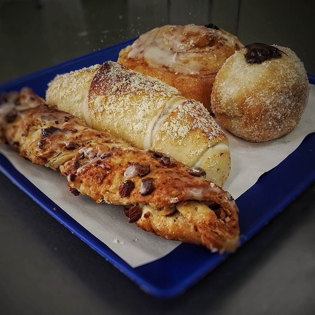 gourmeturbano's tweet photo. #foodblog Una #merienda para golosos: caracola #stick de #almendra #cachito de jamón y #berlinesa de #chocolate de… https://t.co/cjTruKnNQR https://t.co/e4h0G6pGOj