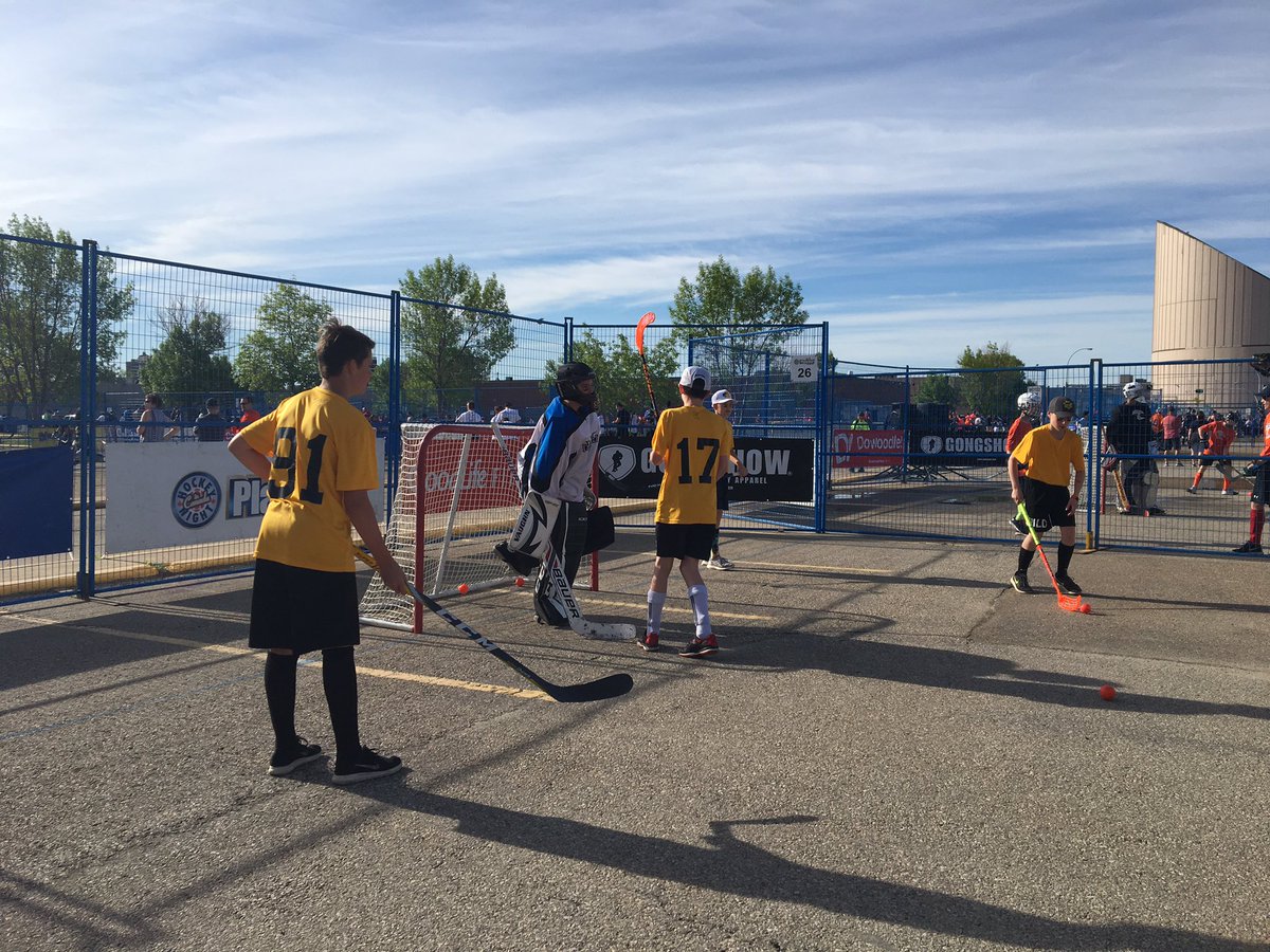 The u13 Edmonton Hawks playing some street hockey @PlayOnEdmonton @NHFDcan #fittestnation #Canada150