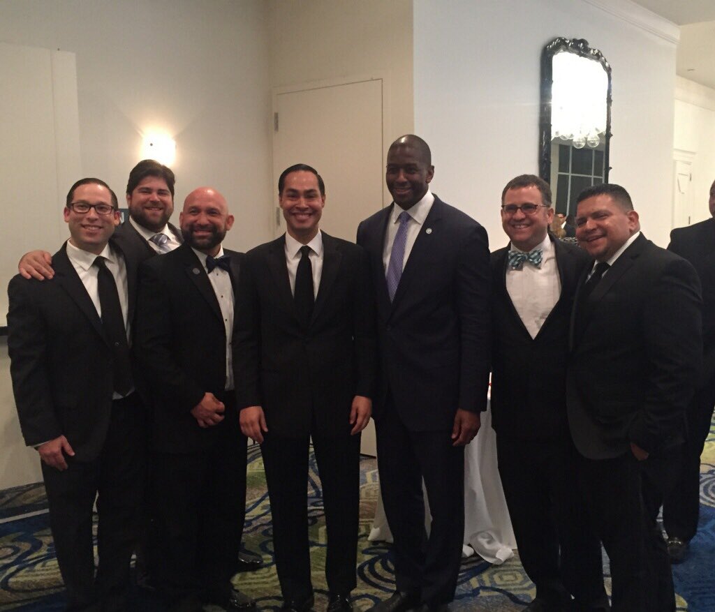 TheMaddRooster's tweet photo. Great ending to an inspirational night. Ready to change the world 1 vote at a time. @JulianCastro @AndrewGillum @OYEAmericaMoB @attySFord https://t.co/APMpJP4XzR