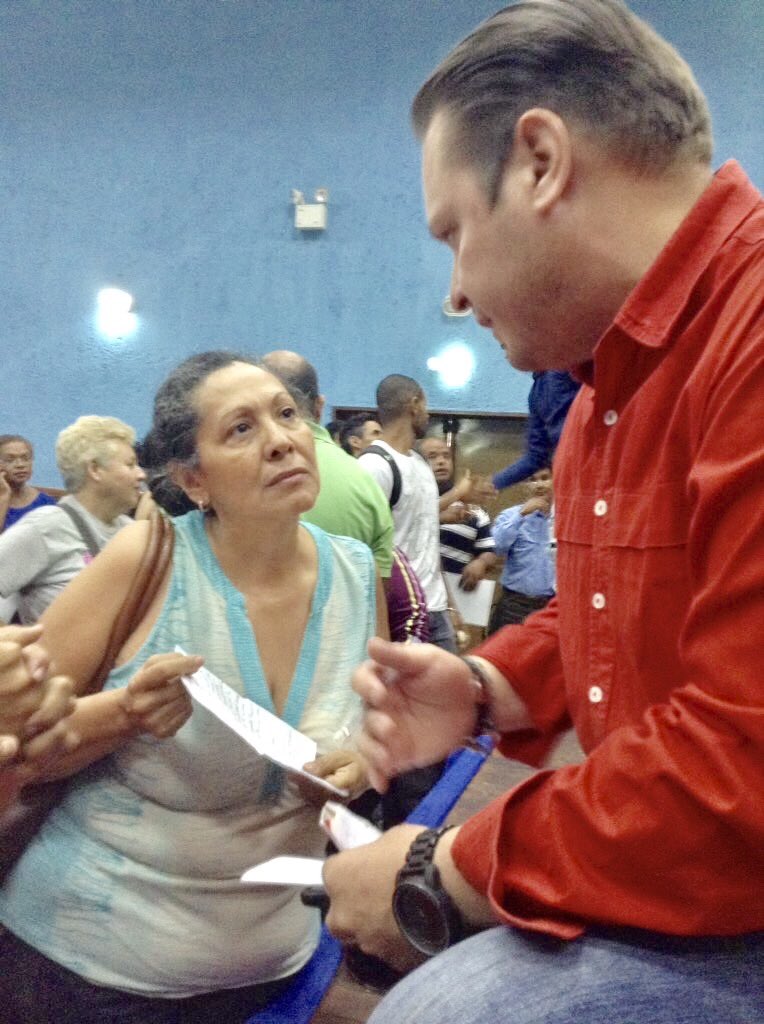 Lucasmorenocr's tweet photo. Atendiendo a nuestra gente trabajadora y emprendedora @CarylBertho dirigiendo el timón a puerto seguro @YsmelPSUV @SEDECOEX https://t.co/SBFqQZXYL1