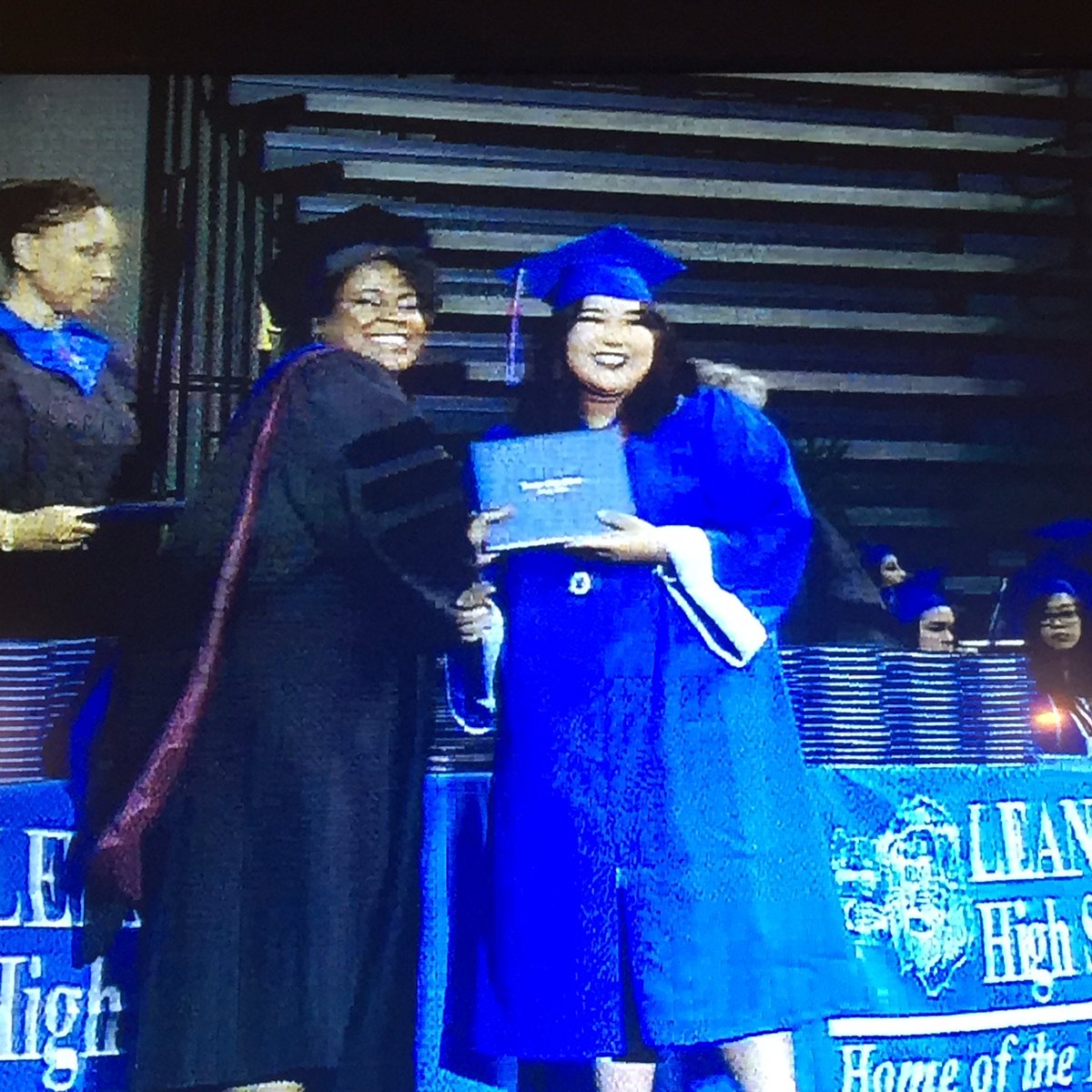 sheanna_d's tweet photo. @lhs_cosmo #Classof2017 #Classof2017 #COSMOGRAD 😍😍😍😘😘😘❣️❣️❣️ https://t.co/VppORnaNqt