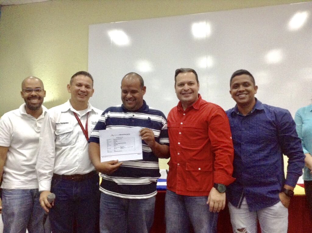 Lucasmorenocr's tweet photo. Bicentenario valioso aliado estratégico junto a @SEDECOEX realizan la entrega de varios créditos a nuevos emprendedores @CarylBertho https://t.co/0B7nHKNx9m