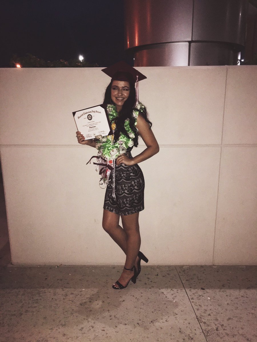 AriT798_'s tweet photo. Your wcw just graduated high school and moves into college in 78 days but doesn't know how to do laundry it's me I'm your wcw #MISDGrad2017 https://t.co/gpwwQkrCcz