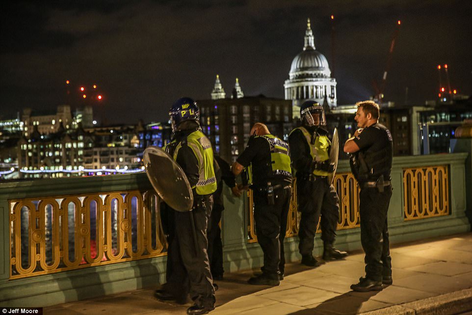DailyMailUK's tweet image. Elite SAS 'Blue Thunder' unit lands helicopter on London Bridge as soliders scramble to hunt terrorists dailym.ai/2qMzImW