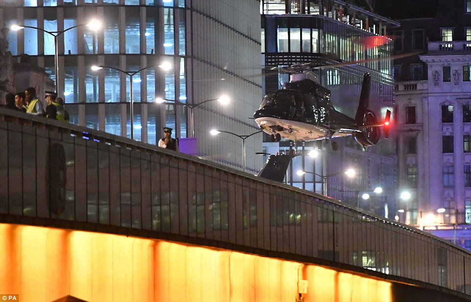 DailyMailUK's tweet image. Elite SAS 'Blue Thunder' unit lands helicopter on London Bridge as soliders scramble to hunt terrorists dailym.ai/2qMzImW