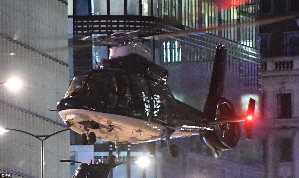 DailyMailUK's tweet image. Elite SAS 'Blue Thunder' unit lands helicopter on London Bridge as soliders scramble to hunt terrorists dailym.ai/2qMzImW