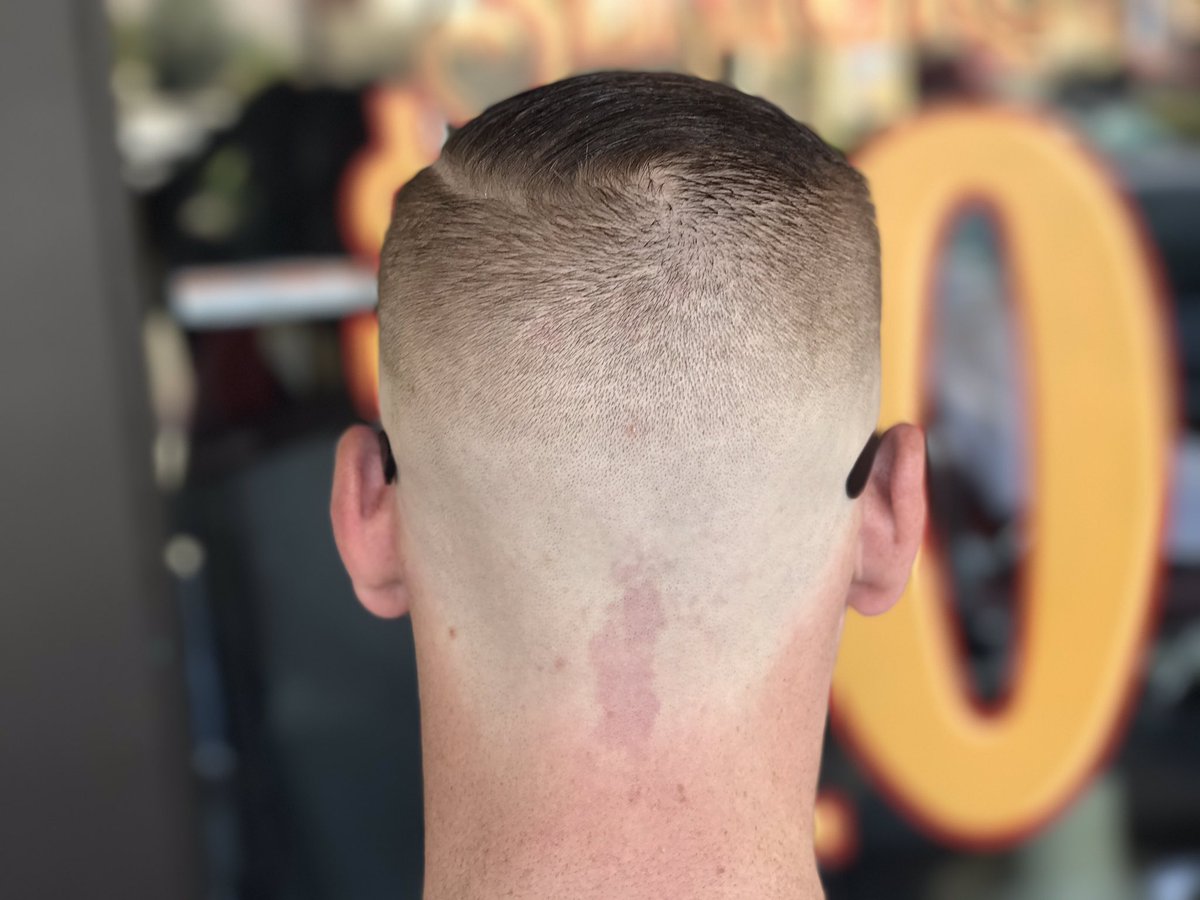 ContrerasJulz's tweet photo. Last haircut of the day! #combover #fade #hardpart #suavecito #pomade #gentlemensrepublic #cutz #slickdevil #lineup #freshcut #straightrazor https://t.co/THiMQvPCHZ