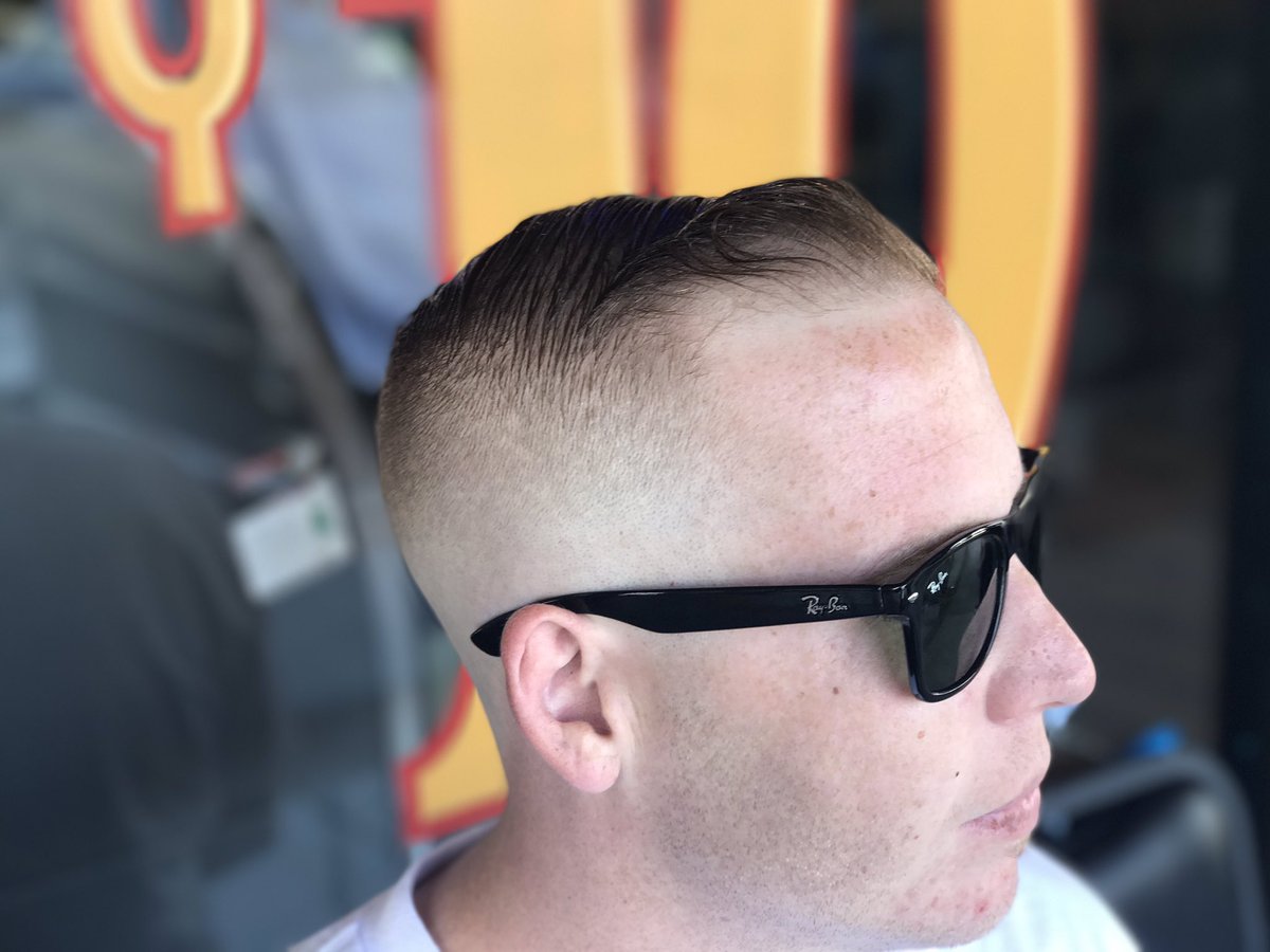 ContrerasJulz's tweet photo. Last haircut of the day! #combover #fade #hardpart #suavecito #pomade #gentlemensrepublic #cutz #slickdevil #lineup #freshcut #straightrazor https://t.co/THiMQvPCHZ
