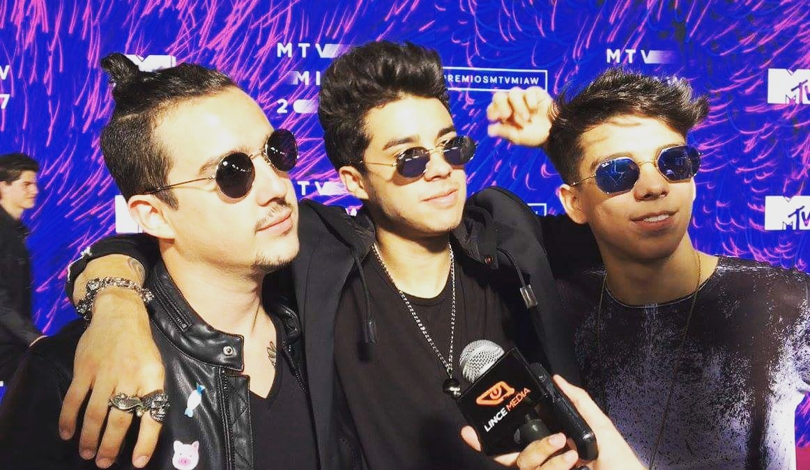 SomosTuAcceso's tweet photo. Así llegaron los Bautista a los  #MTVMiaw ¿Que tal se ven? #RT #Follow @SoyJoseAmsler https://t.co/jpHQbotjC5