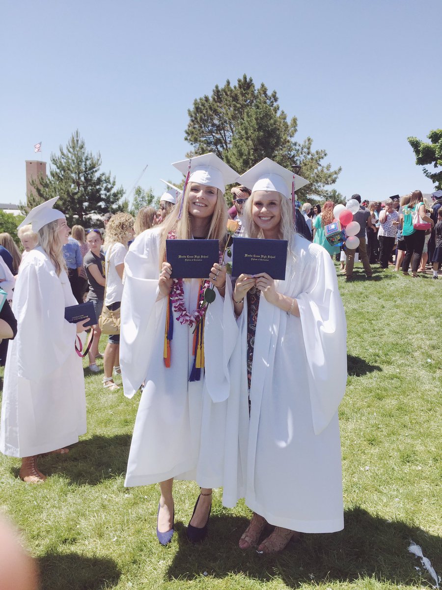 paigemcbridee's tweet photo. wayy graduated 🎓 https://t.co/hZFoWUYkCA