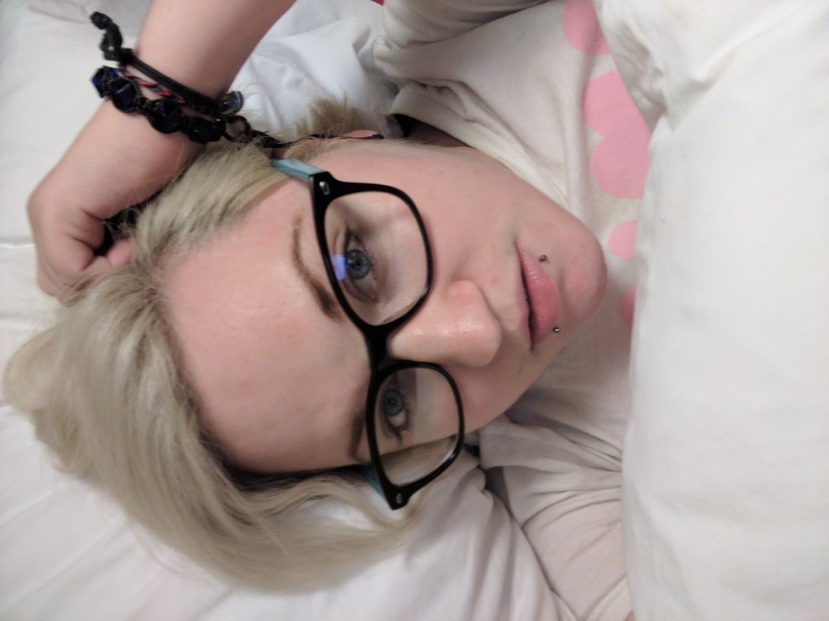 DorianSoloRen's tweet photo. Resting up a bit before we head back to the con for some water park fun. #colossalcon17 https://t.co/DlK2Uxy31I